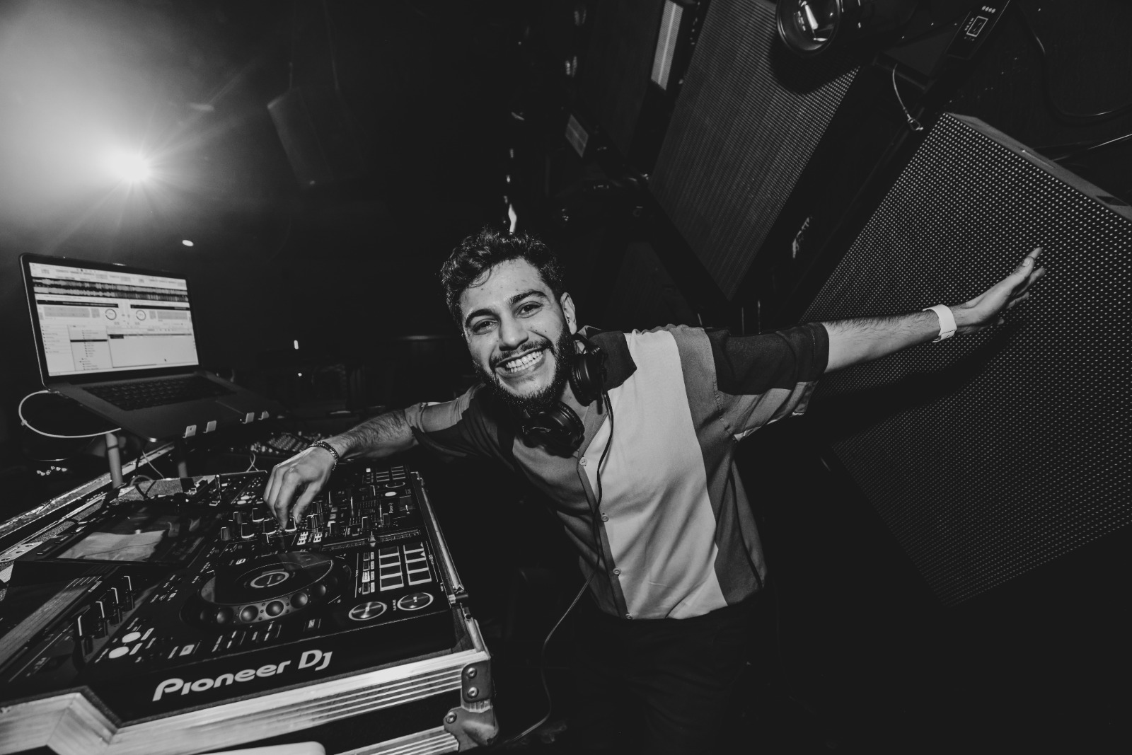 אלמוג מחייך על העמדה